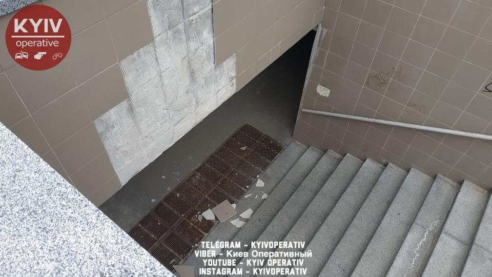Частина плитки відвалилася / Київ Оперативний Facebook Частина плитки відвалилася / Київ Оперативний Facebook