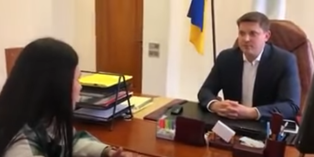 Чиновнику не сподобалося питання журналістки / скріншот відео Чиновнику не сподобалося питання журналістки / скріншот відео