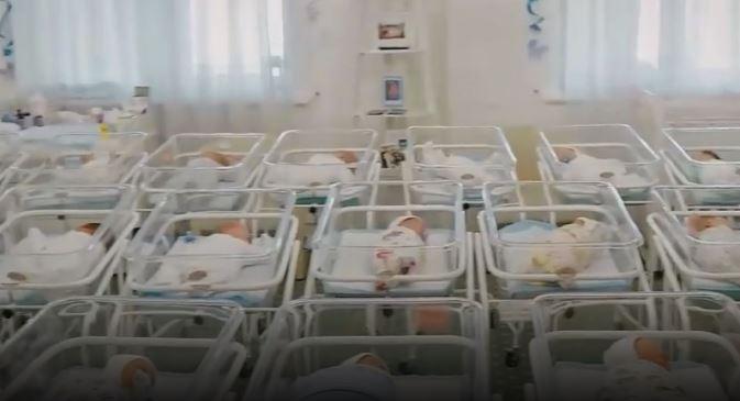 Десятки новорожденных малышей в столичном отеле / Фото: скриншот