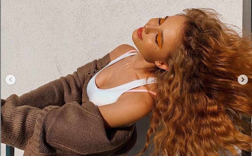 На фотографіях Ліза позує в ніжних променях сонця / фото: instagram.com/elizabethvasilenko На фотографіях Ліза позує в ніжних променях сонця / фото: instagram.com/elizabethvasilenko