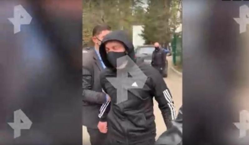 Чоловіки в спортивних костюмах напали на конкурентів / скріншот з відео Чоловіки в спортивних костюмах напали на конкурентів / скріншот з відео