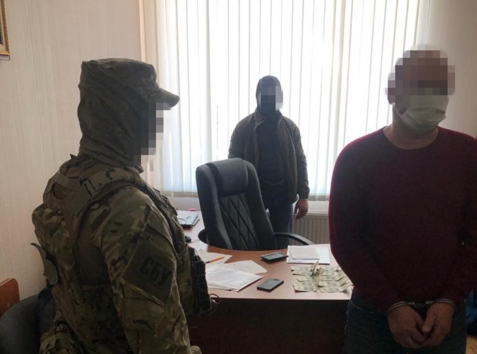 Посадовців Одеської митниці упіймали на хабарі / СБУ Посадовців Одеської митниці упіймали на хабарі / СБУ