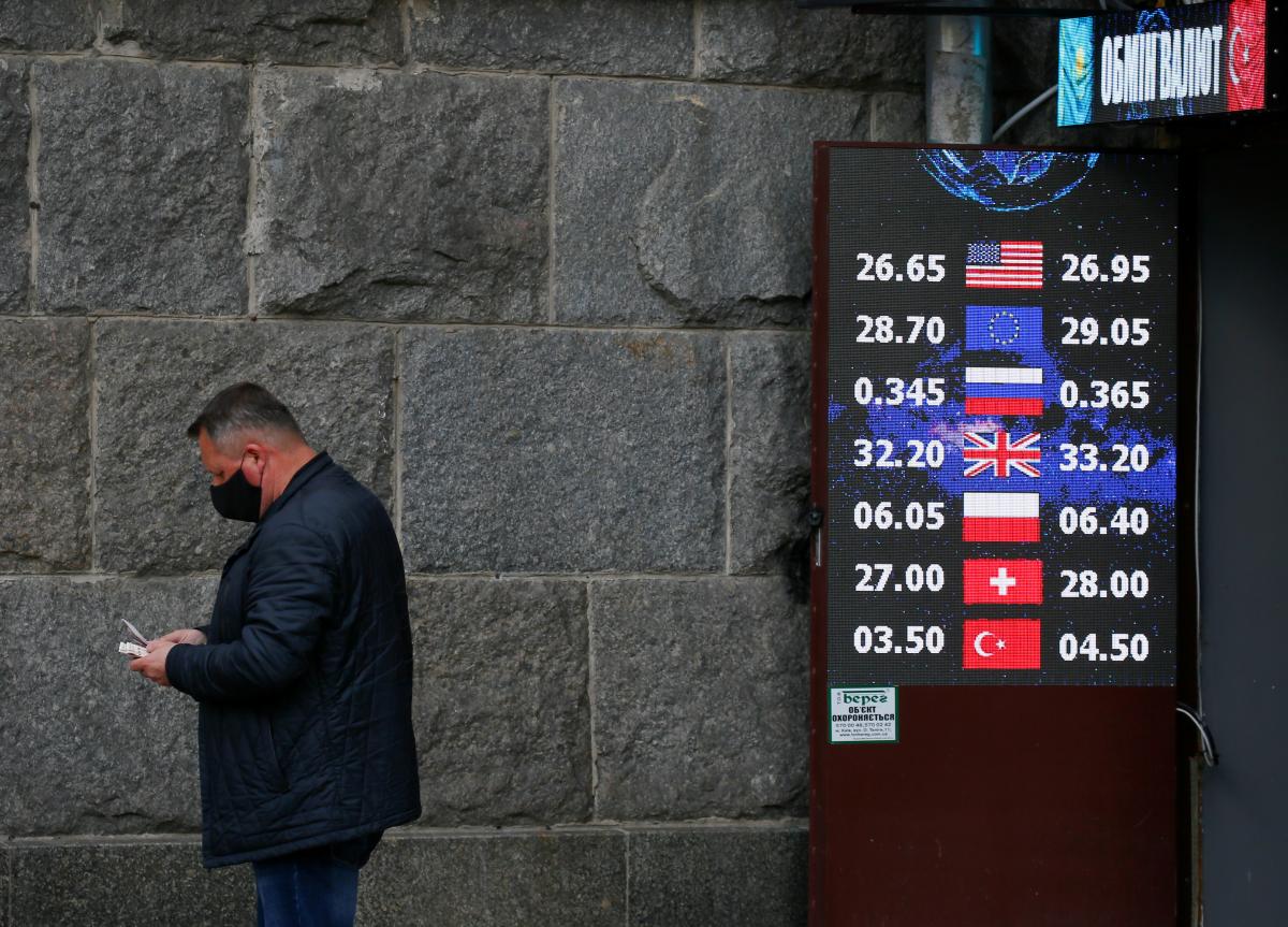 В Украине заметно подорожал доллар, но подешевело евро / REUTERS