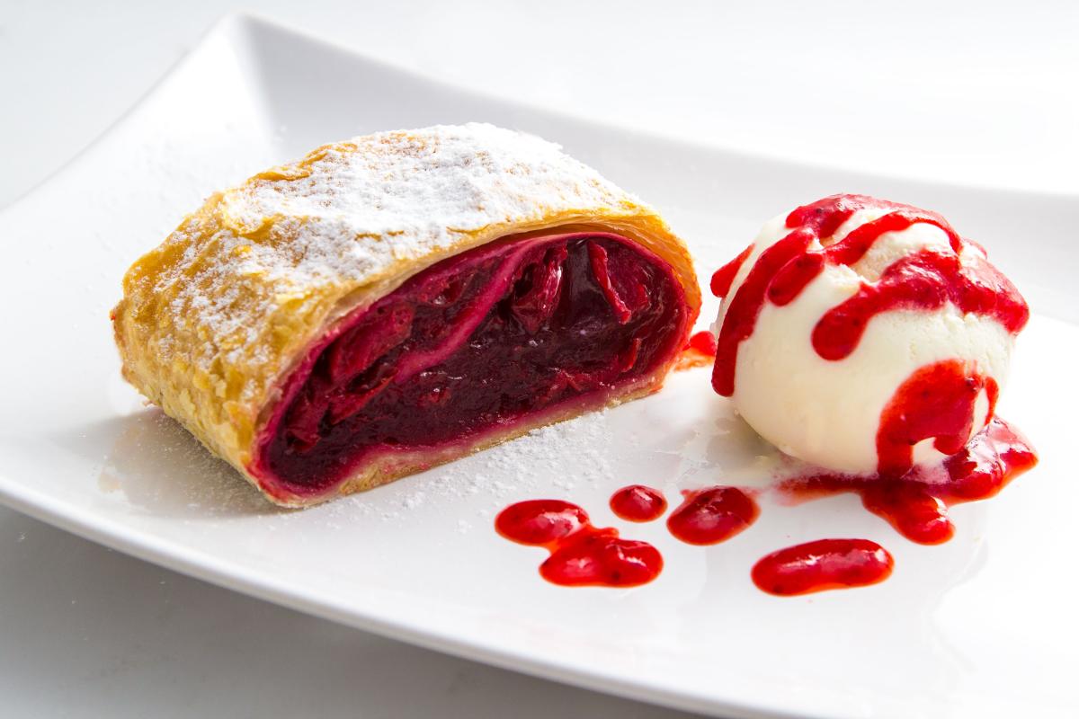 Вкуснейший штрудель - как приготовить / фото: ua.depositphotos.com Вкуснейший штрудель - как приготовить / фото: ua.depositphotos.com