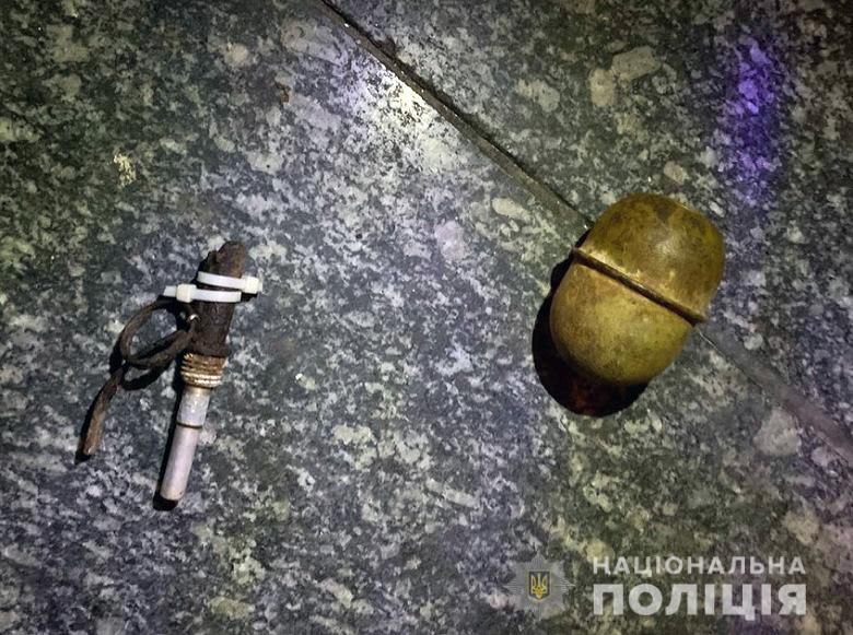 Знайдену гранату вилучили / Фото: Нацполіція Знайдену гранату вилучили / Фото: Нацполіція