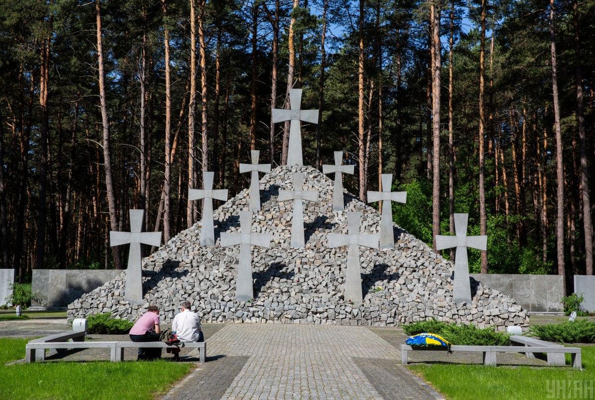 Меморіальний комплекс "Биківнянські могили" у Києві / УНІАН Меморіальний комплекс "Биківнянські могили" у Києві / УНІАН