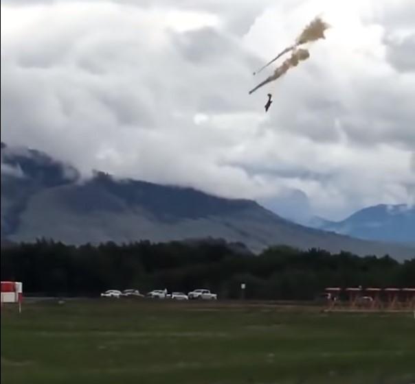 Во время шоу разбился CT-114 Tutor / скриншот из видео Во время шоу разбился CT-114 Tutor / скриншот из видео