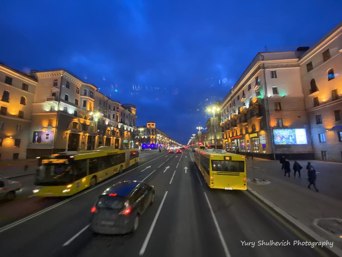 Вигляд на проспект Незалежності з екскурсійного автобуса / фото Yury Shulhevich