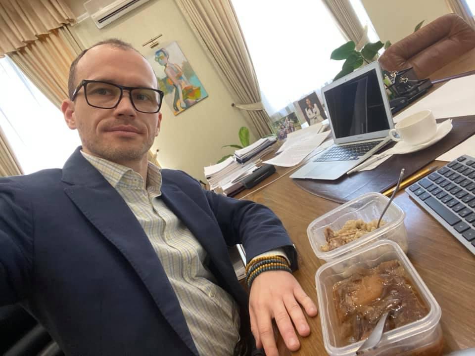 Министр пообедал едой из СИЗО / Denis Malyuska Facebook Министр пообедал едой из СИЗО / Denis Malyuska Facebook