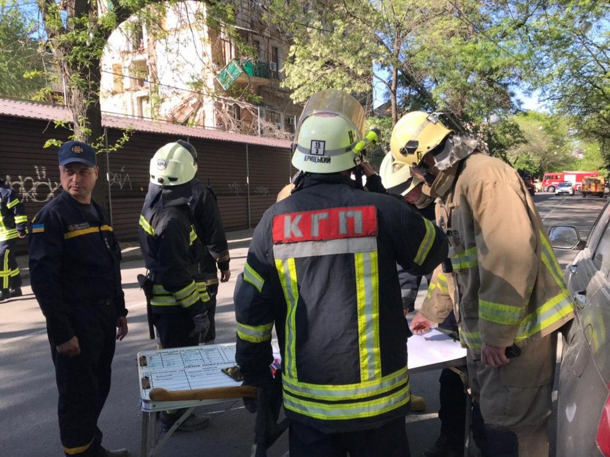 Рятувальники припинили розбирати руїни будинку в Одесі / ДСНС Рятувальники припинили розбирати руїни будинку в Одесі / ДСНС