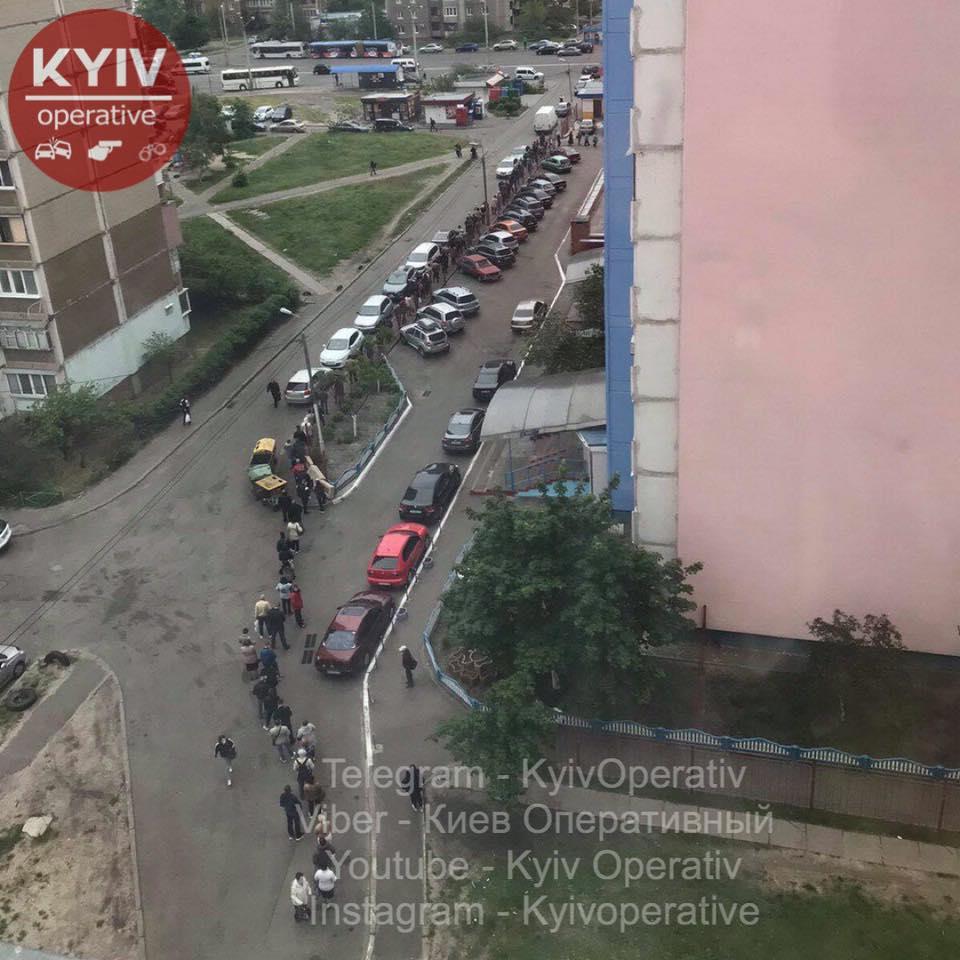 Кияни проводять ранок у чергах / київ Оперативний Facebook Кияни проводять ранок у чергах / київ Оперативний Facebook