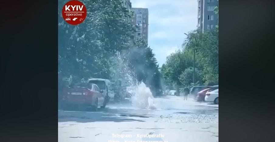 В Киеве снова прорвало трубу / фото facebook.com/KyivOperativ В Киеве снова прорвало трубу / фото facebook.com/KyivOperativ