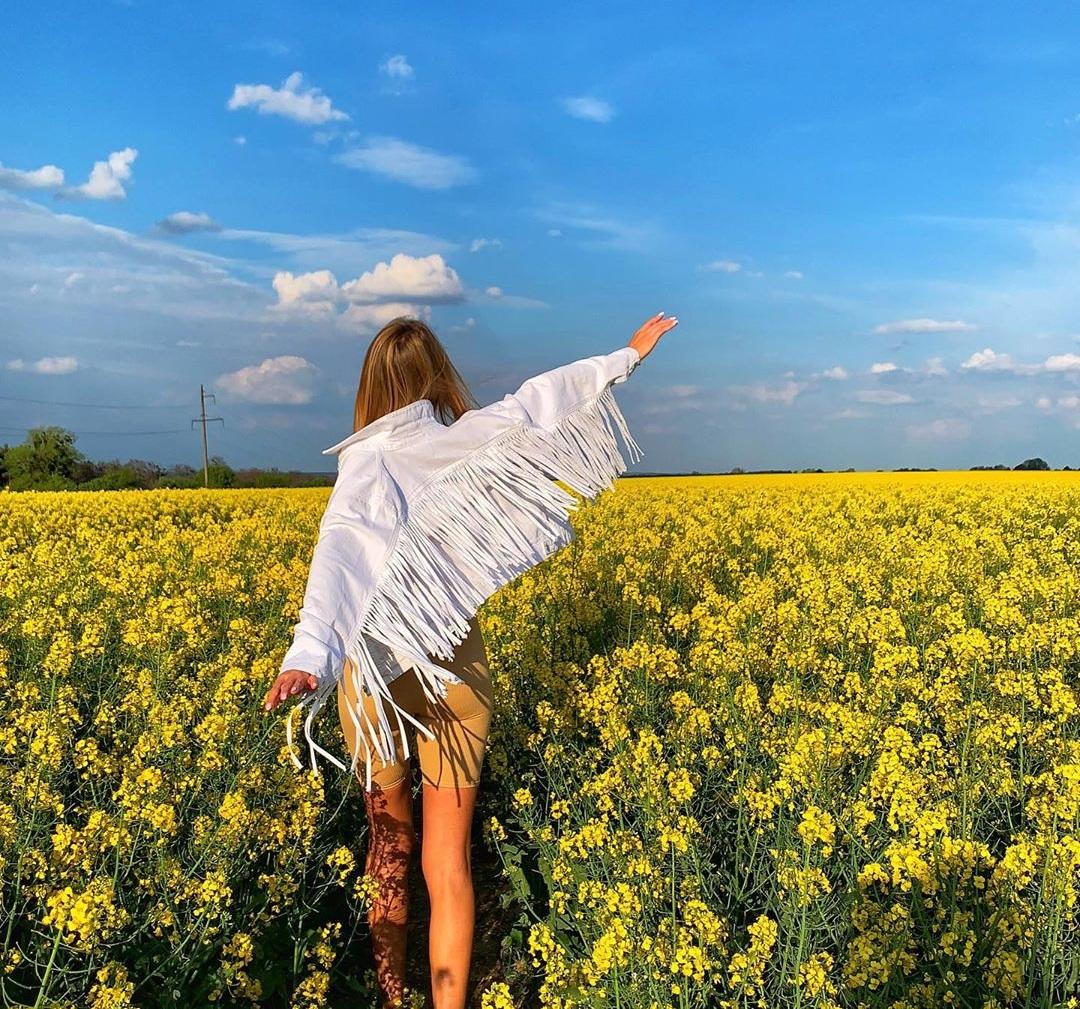 Никитюк надела белую куртку с бахромой на спине / фото instagram.com/lesia_nikituk Никитюк надела белую куртку с бахромой на спине / фото instagram.com/lesia_nikituk