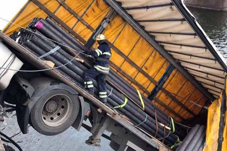 Фура, що впала з мосту, була завантажена металевими трубами / фото УДСНС в Дніпропетровській області Фура, що впала з мосту, була завантажена металевими трубами / фото УДСНС в Дніпропетровській області