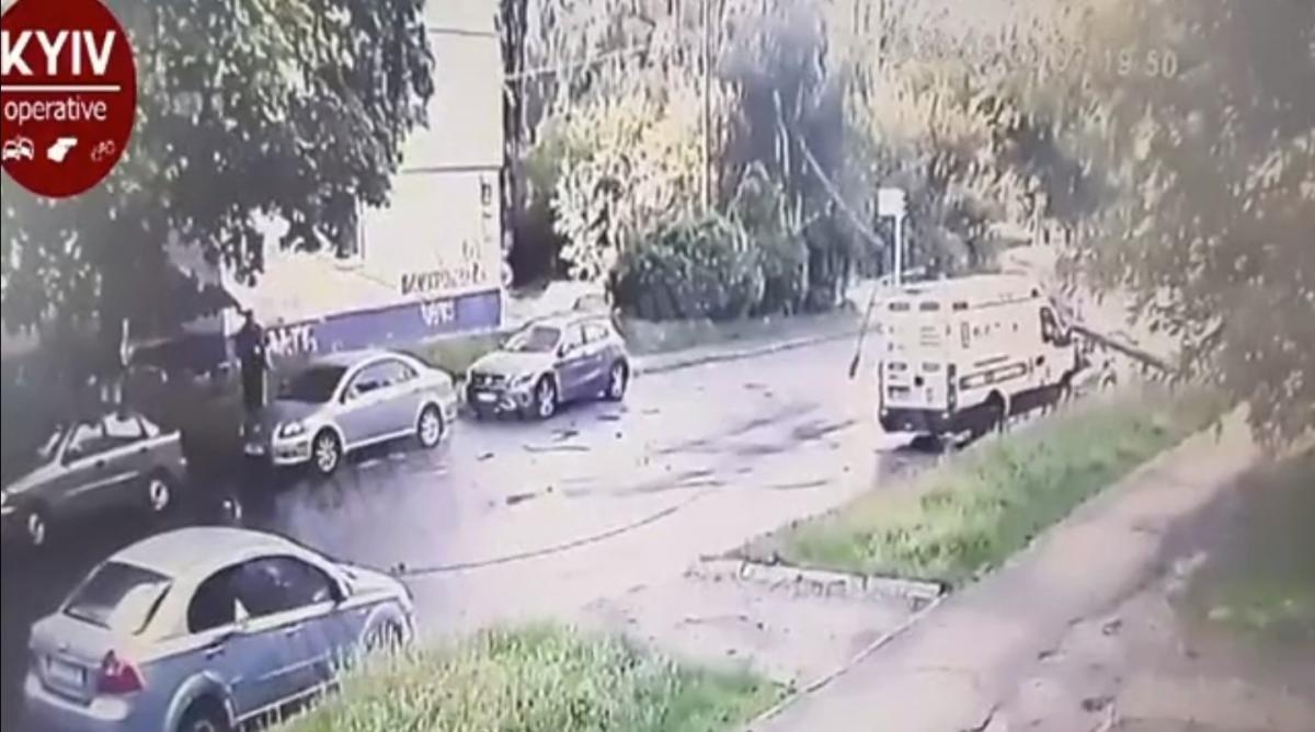 Мікроавтобус влетів на великій швидкості / скріншот з відео Мікроавтобус влетів на великій швидкості / скріншот з відео