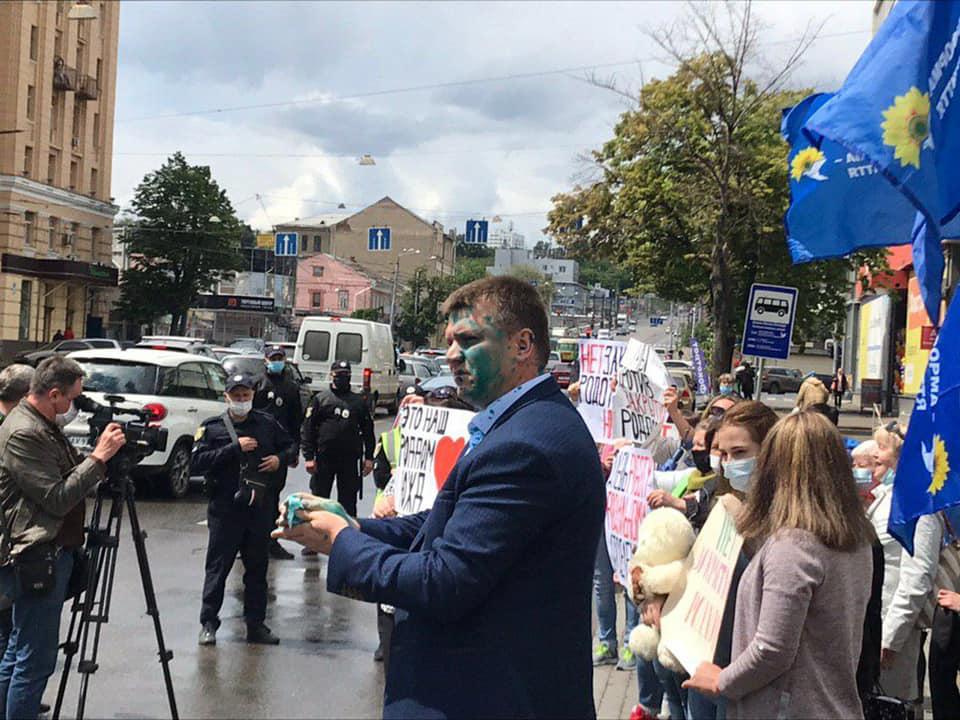 Екс-депутат прийшов на мітинг / фото ХС-Харків Facebook Екс-депутат прийшов на мітинг / фото ХС-Харків Facebook