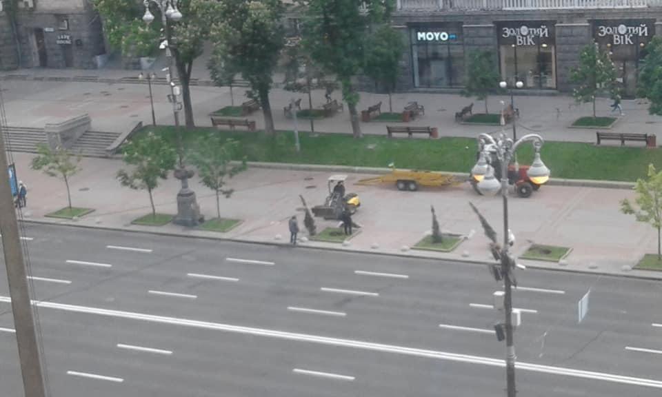 На Хрещатику замість каштанів з’явився ялівець: як виглядає зараз центральна вулиця Києва (фото) На Хрещатику замість каштанів з’явився ялівець: як виглядає зараз центральна вулиця Києва (фото)