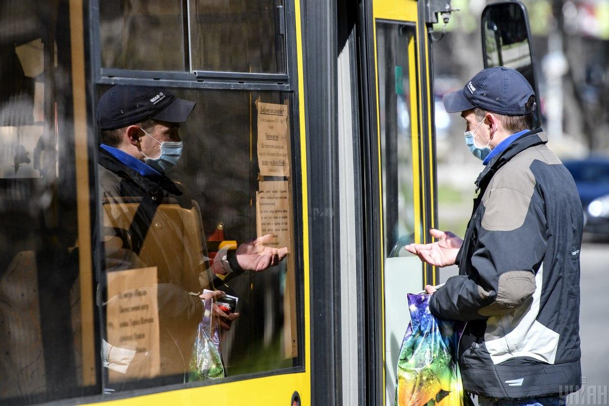 Авторы петиции обращались к опыту других украинских городов, которые такое ограничение уже отменили / Фото УНИАН Авторы петиции обращались к опыту других украинских городов, которые такое ограничение уже отменили / Фото УНИАН