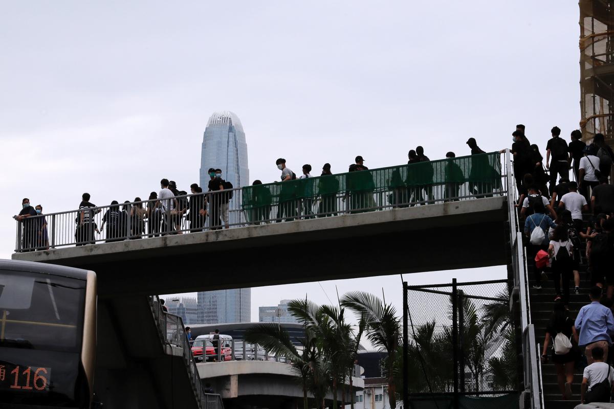Жители Гонконга могут сообщать о нарушении закона через мессенджеры / фото REUTERS