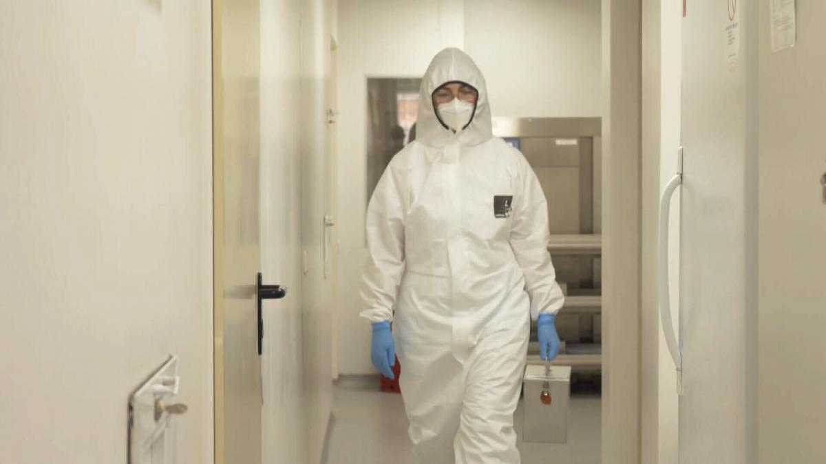 Керівник закладу Наталя Видайко запевняє, що цей коридор – абсолютно безпечний, якби не коронавірус, в масках тут не ходили б