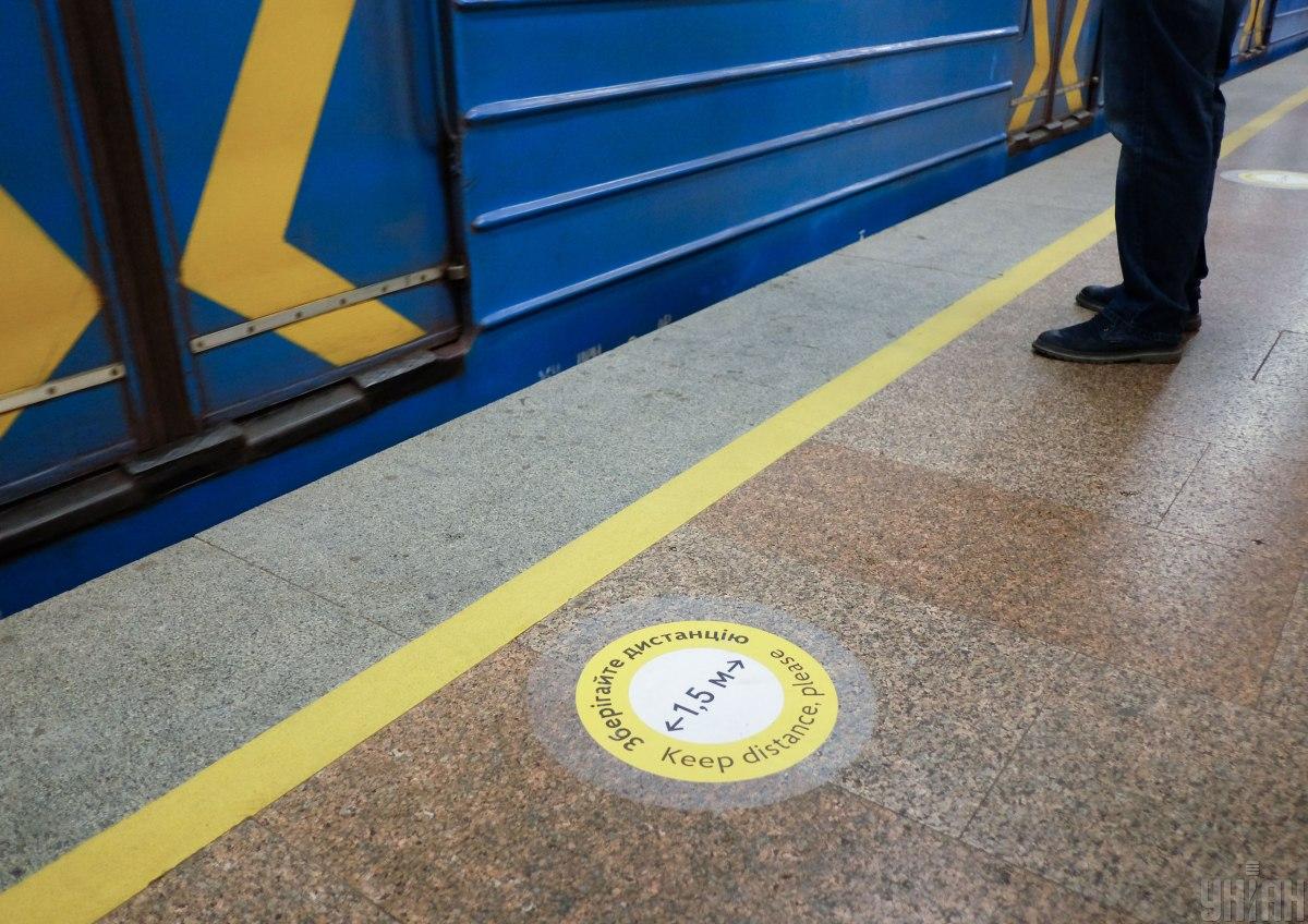 На станции "Дарница" человек попал под поезд метро / фото УНИАН