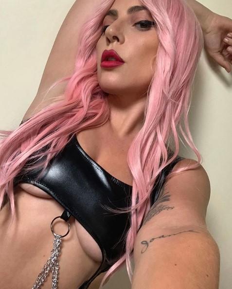 Леді Гага позує в обтислому топі / фото instagram.com/ladygaga Леді Гага позує в обтислому топі / фото instagram.com/ladygaga