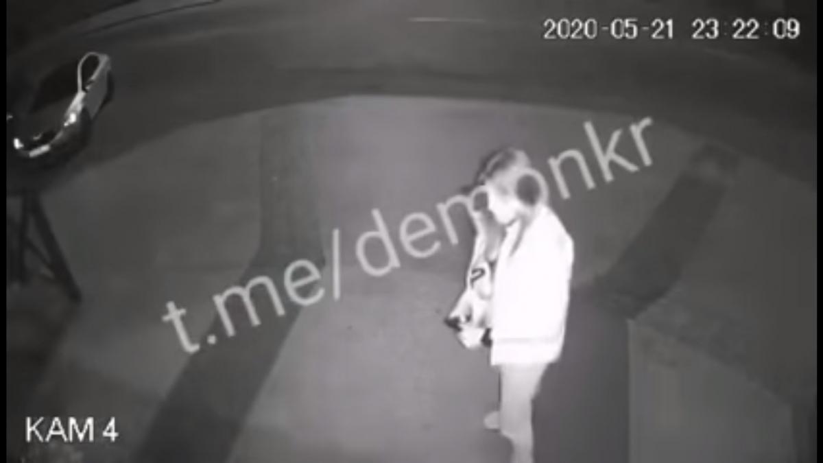 Конфликт случился на улице / скриншот из видео Конфликт случился на улице / скриншот из видео