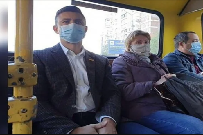 Микола Тищенко не заплатив за проїзд у маршрутці / фото: Микола Тищенко / Facebook Микола Тищенко не заплатив за проїзд у маршрутці / фото: Микола Тищенко / Facebook