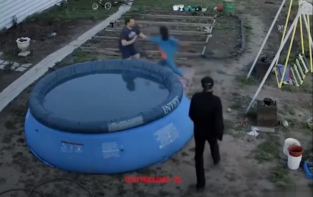 Причиной скандала стало расположение туалета во дворе соседа / скриншот из видео Причиной скандала стало расположение туалета во дворе соседа / скриншот из видео