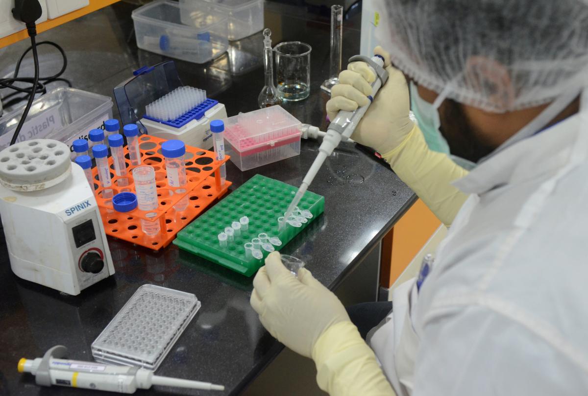 В Минздраве рассказали, сколько тестов на коронавирус делают в сутки / Иллюстрация REUTERS