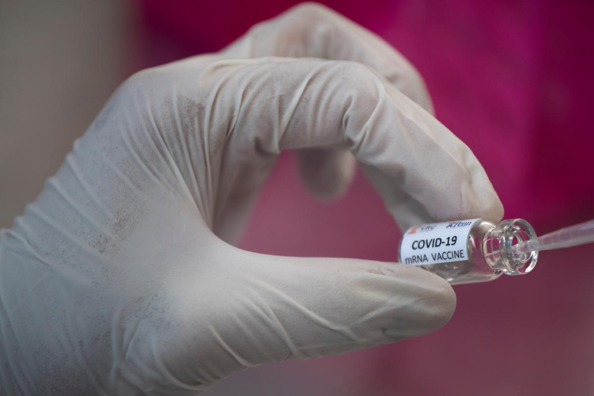 Уже идут споры, кого первыми вакцинировать / фото REUTERS