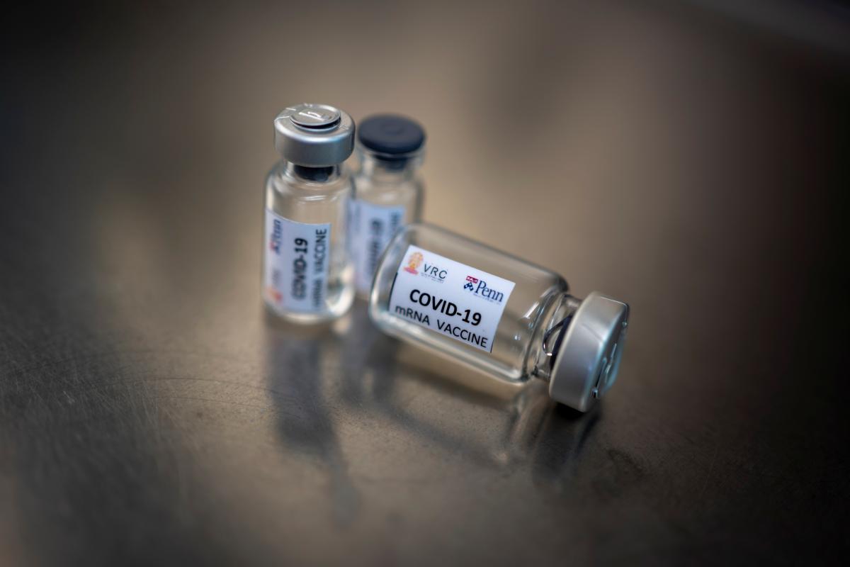 Вакцина от COVID-19 может появиться в Украине в марте / REUTERS
