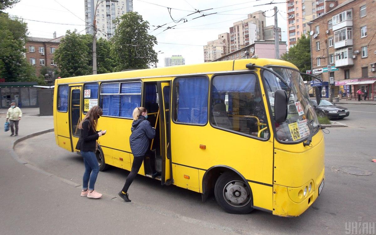Водитель транспорта будет делать объявление о ближайшем укрытии / фото УНИАН Водитель транспорта будет делать объявление о ближайшем укрытии / фото УНИАН