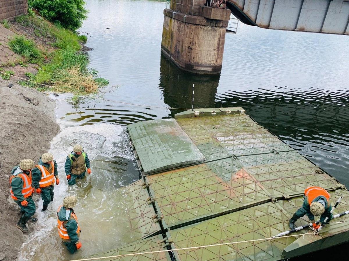 На Дніпропетровщині військові зводять понтонну переправу поряд із зруйнованим мостом (фото, відео) На Дніпропетровщині військові зводять понтонну переправу поряд із зруйнованим мостом (фото, відео)
