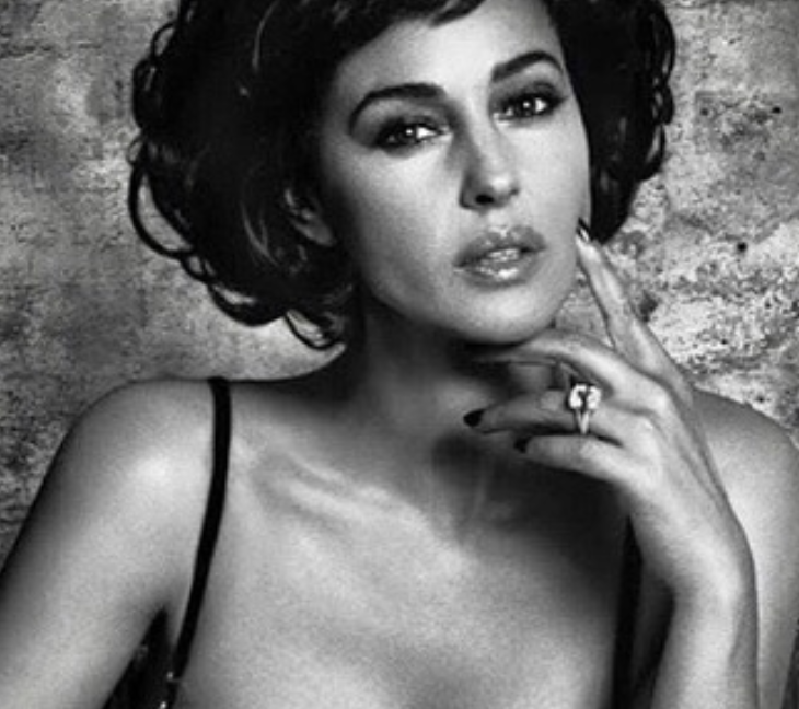 Белуччі позує на знімку без одягу \ instagram.com/monicabellucciofficiel/ Белуччі позує на знімку без одягу \ instagram.com/monicabellucciofficiel/