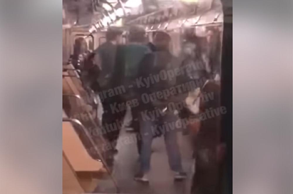 Ребята напали на пассажира подземки прямо в вагоне на глазах у свидетелей / Скриншот Ребята напали на пассажира подземки прямо в вагоне на глазах у свидетелей / Скриншот