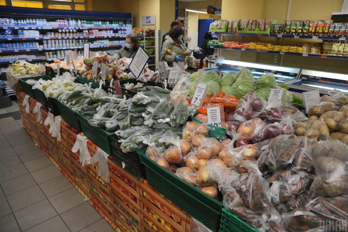 Талоны на продукты питания получат граждане с низким доходом / фото УНИАН Владимир Гонтар