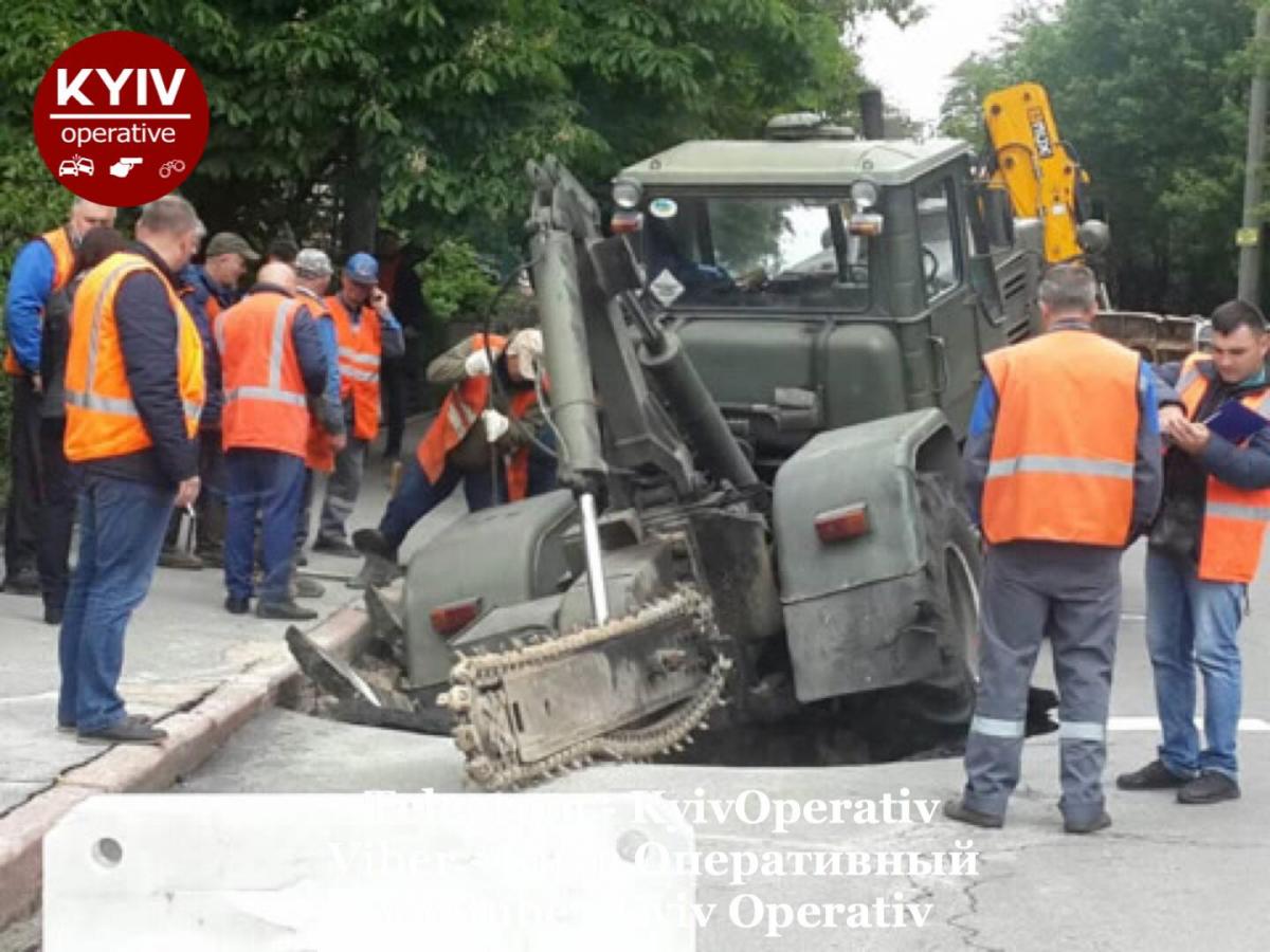 Столичный трактор ушел под землю / Facebook, Киев оперативный Столичный трактор ушел под землю / Facebook, Киев оперативный
