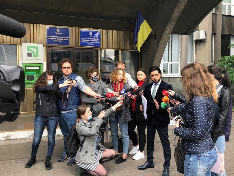 Лерос подал заявление в НАПК на Буславец / фото facebook/Geo Leros Лерос подал заявление в НАПК на Буславец / фото facebook/Geo Leros