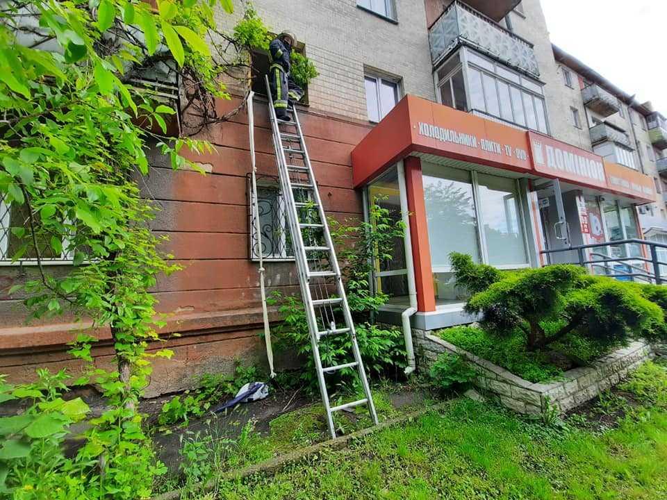 Сусіди викликали рятувальників / фото: прес-служба ДСНС Сусіди викликали рятувальників / фото: прес-служба ДСНС