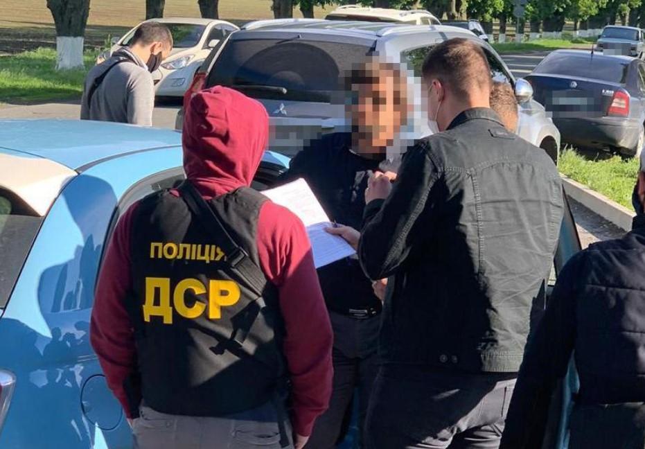 Правоохоронці затримали також і посередника / фото поліція Київщини Правоохоронці затримали також і посередника / фото поліція Київщини