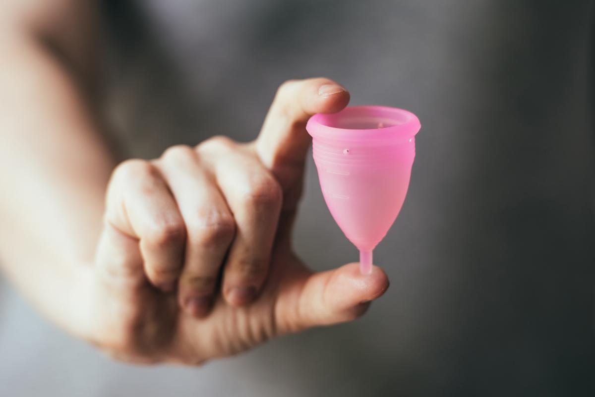 Менструальные чаши - это небольшой резервуар чашеобразной формы, который нужно ввести в небольшую глубину во влагалище / фото: ua.depositphotos.com