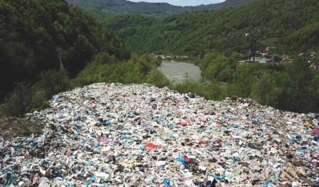 Сміттєве звалище в Квасах на Закарпатті / Фото mukachevo.net Сміттєве звалище в Квасах на Закарпатті / Фото mukachevo.net
