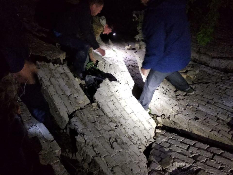 Тело мальчика нашли под завалами кирпича / фото полиции Киевской области Тело мальчика нашли под завалами кирпича / фото полиции Киевской области