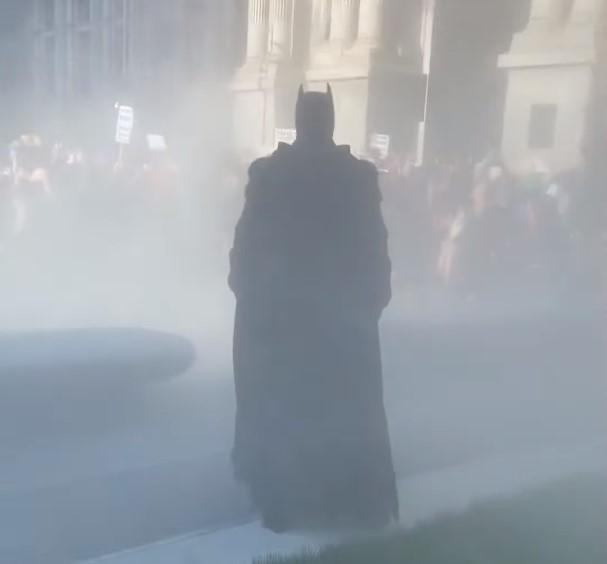 Мужчина в костюме Бэтмена на акции протеста / скриншот из видео Мужчина в костюме Бэтмена на акции протеста / скриншот из видео