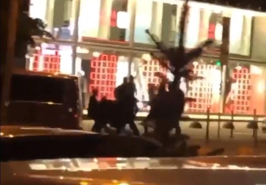 Cтрельба произошла у одного из ресторанов / скриншот из видео Cтрельба произошла у одного из ресторанов / скриншот из видео