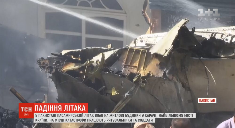 В Пакистане пассажирский самолет упал на жилой квартал: на борту было более сотни людей