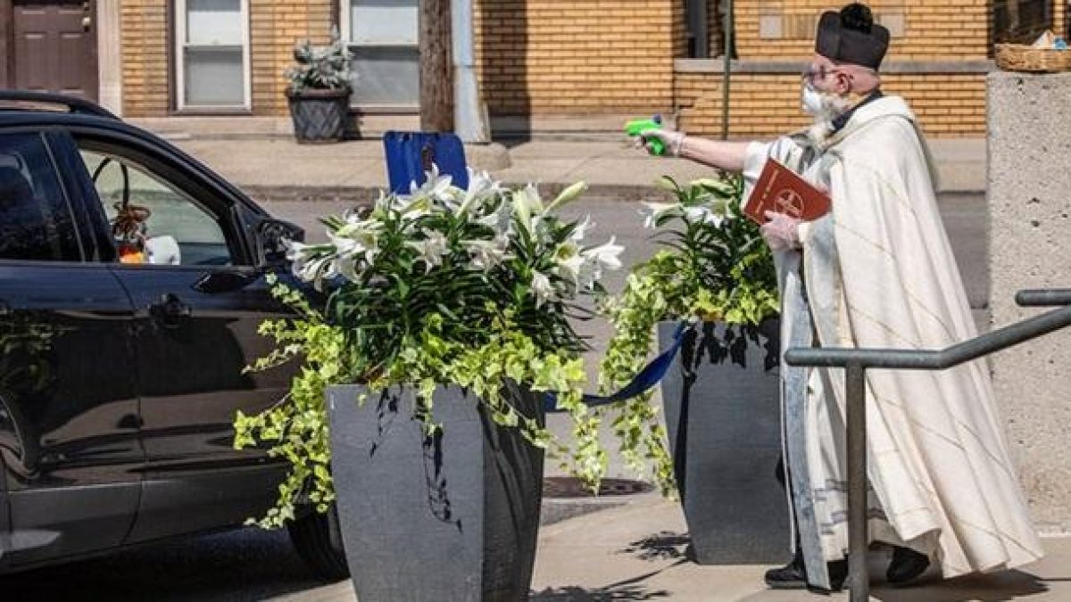 Святой пистолет - священник придумал оригинальный способ освятить еду —  УНИАН