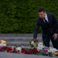 Zelensky honors memory of fallen soldiers who liberated Ukraine from Nazi invaders (Photo)