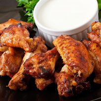 Румяные, ароматные и сочные: рецепты вкуснейших запеченных куриных крылышек